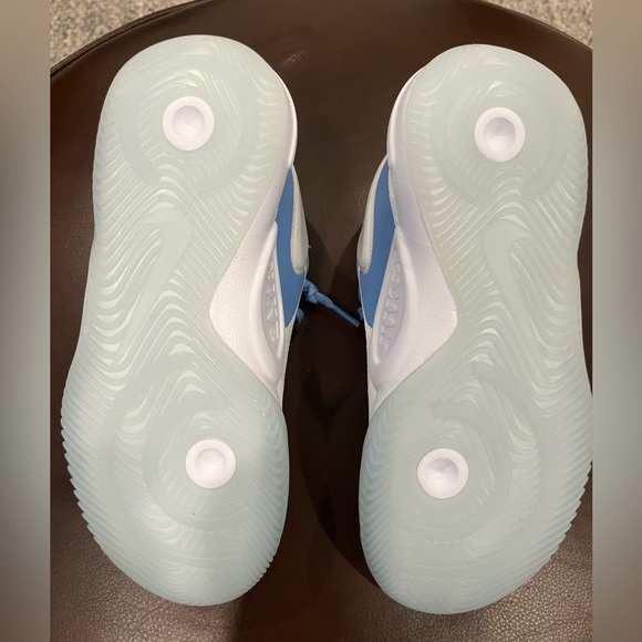 Like new- Nike hyperquick volleyball sneakers. Size 6. Worn once! - Picture 4 of 7